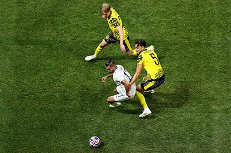 تداعيات الهزيمة: حصيلة الصحف المكسيكية حول خسارة مونتيري أمام بروسيا دورتموند