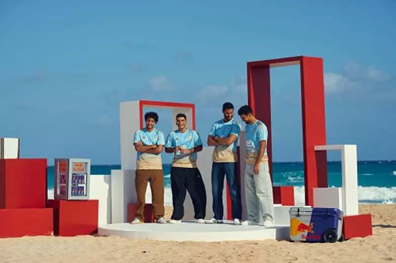 تعاون عالمي: ريد بُل والأهلي يقدمون قميصًا بتوقيع 4 نجوم